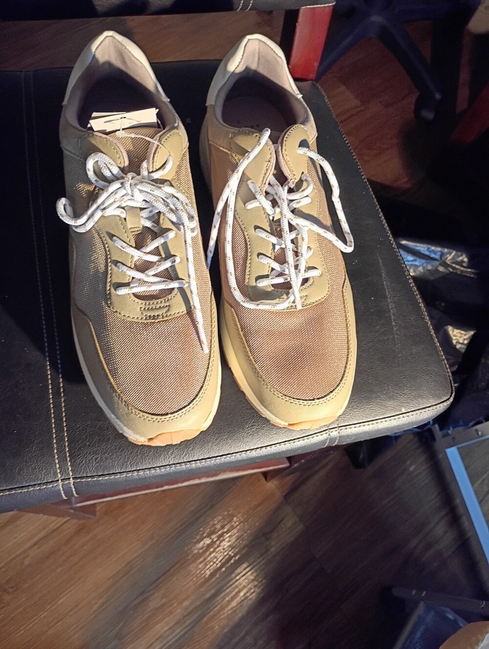 Men/Women Casual Lace-Up Sneakers in Tan